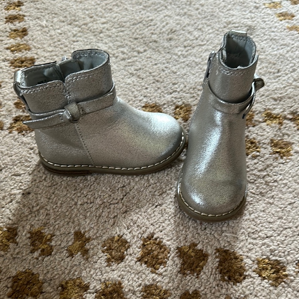 Gap silver metallic ankle booties with bow detail size 5